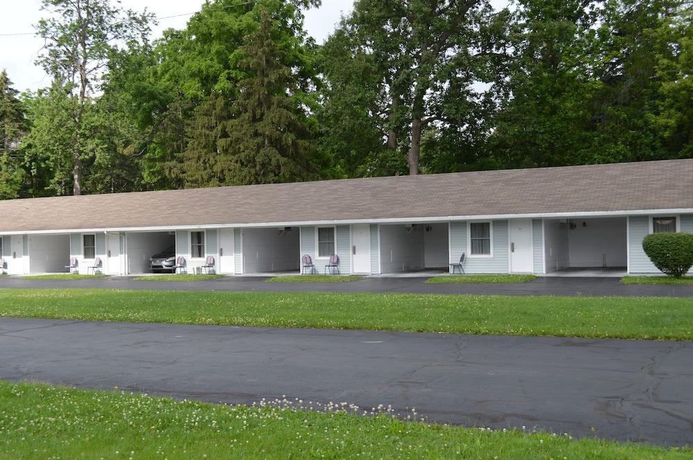 Great Lakes Motel photo 22