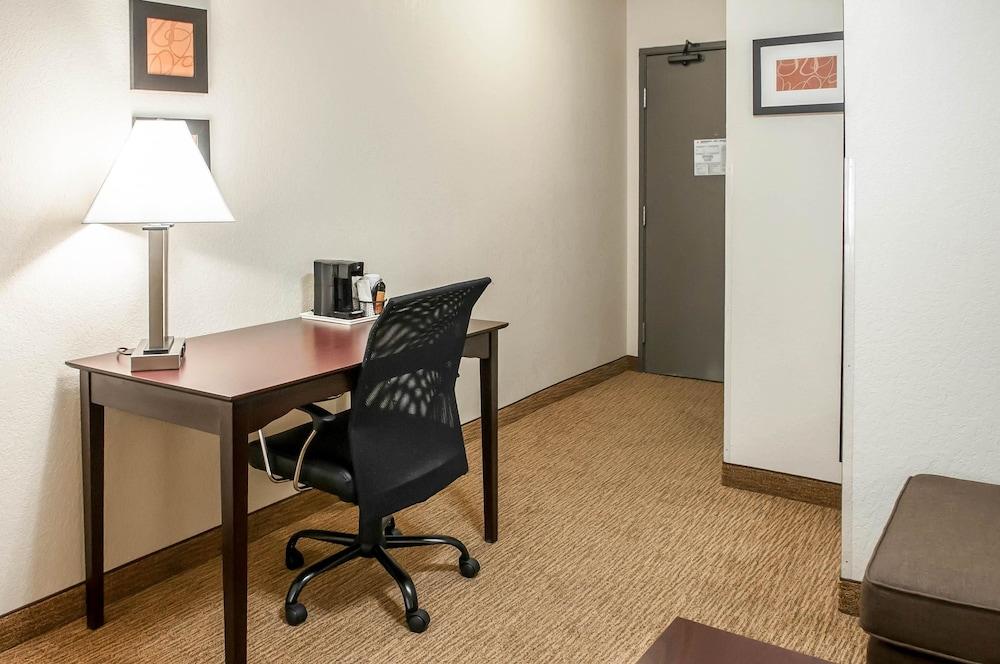 Comfort Suites Albuquerque/North Journal Center photo 28
