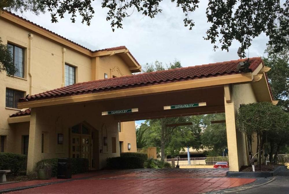 Days Inn by Wyndham Gainesville University I-75 photo 1