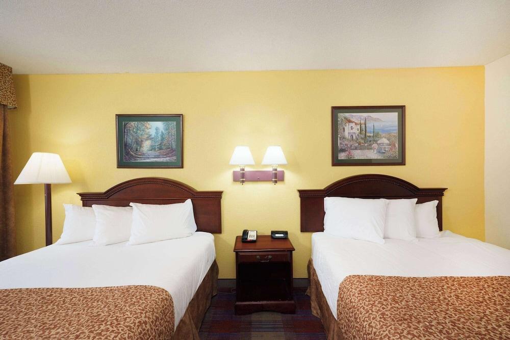Travelodge by Wyndham Montgomery East photo 20