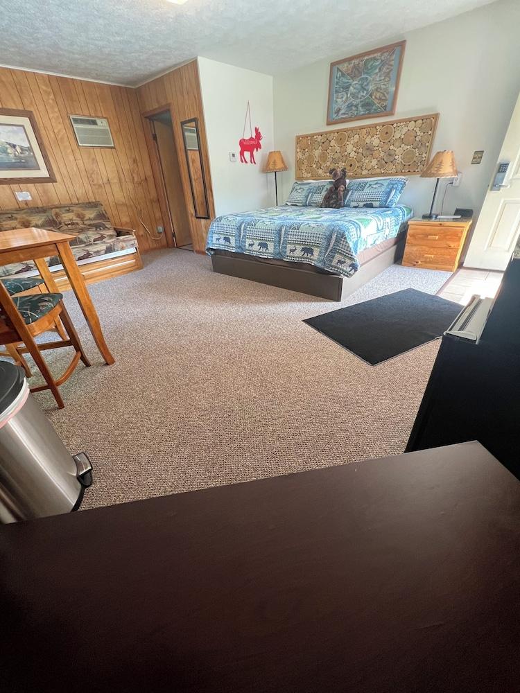 Red Moose Lodge photo 3