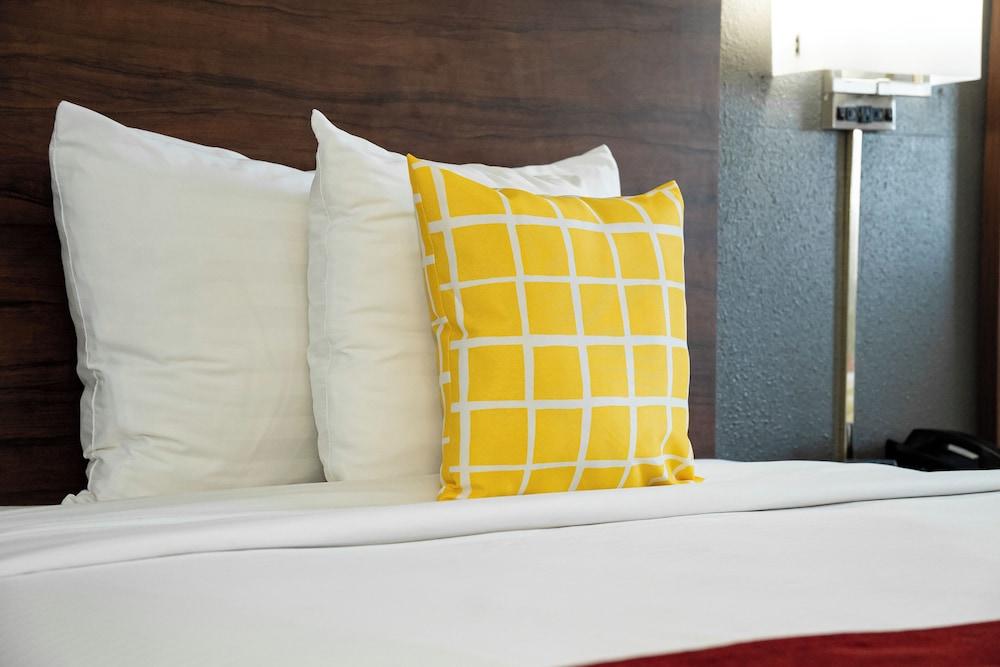 Victorian Inn & Suites photo 11