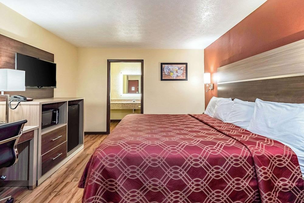 Econo Lodge Worthington - Columbus North photo 18