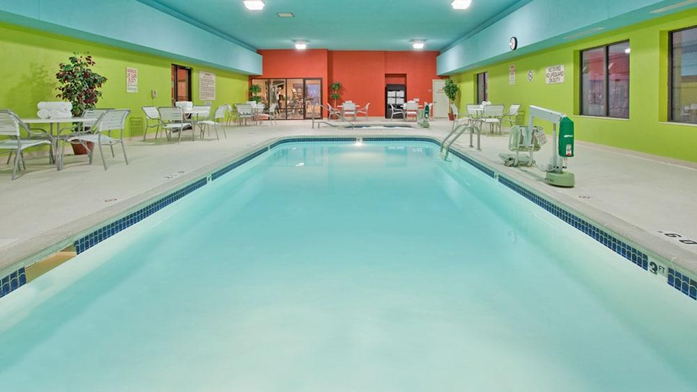 Holiday Inn Express & Suites Norfolk by IHG photo 12