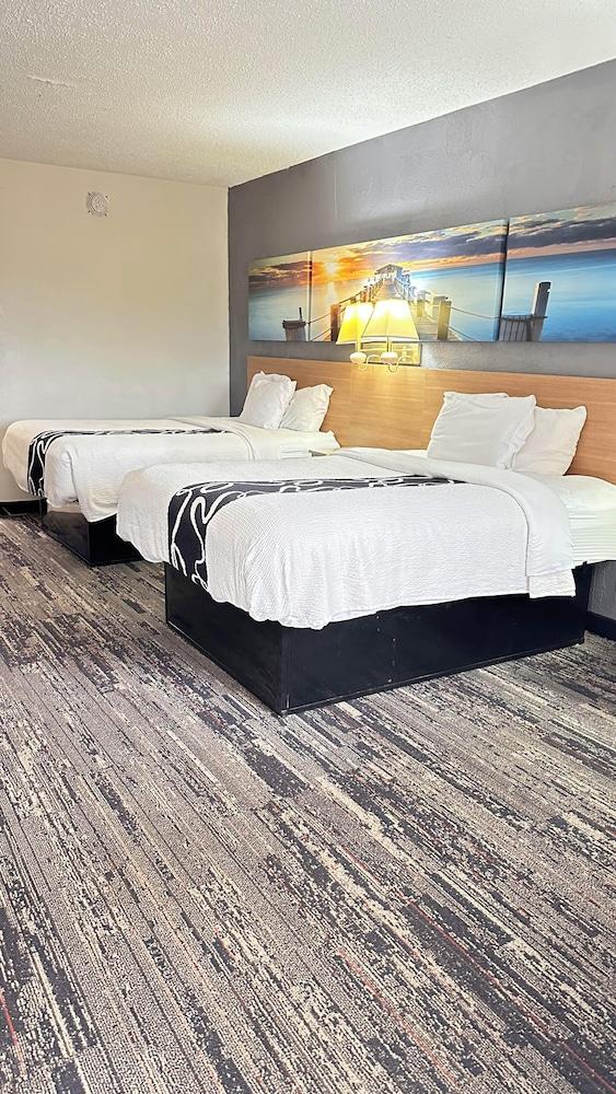 Dreamland Inn and Suites photo 5