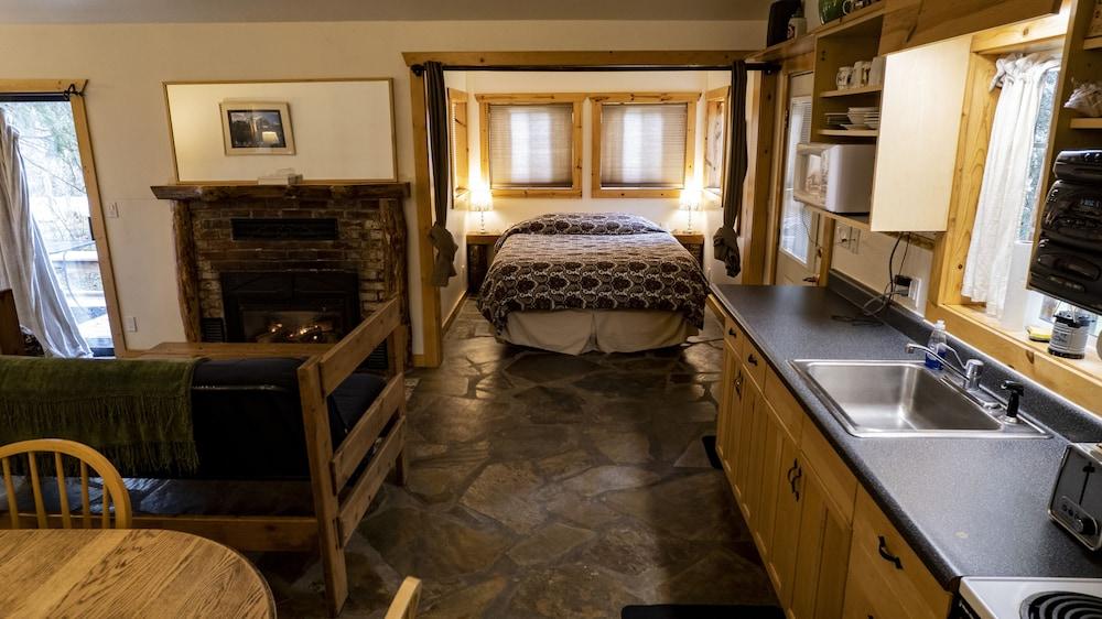 Whittaker's Motel & Historic Bunkhouse photo 4