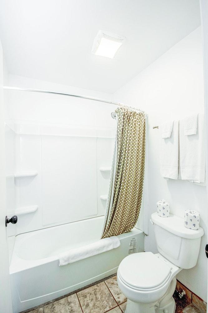 OYO Travelier Motel photo 30