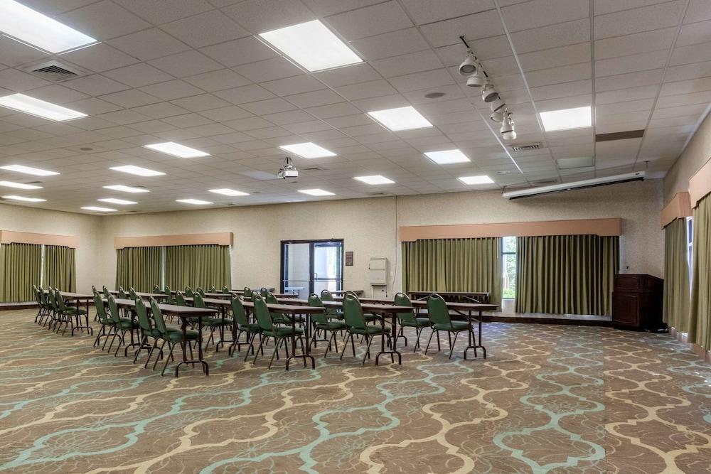 Comfort Suites Rolla photo 64