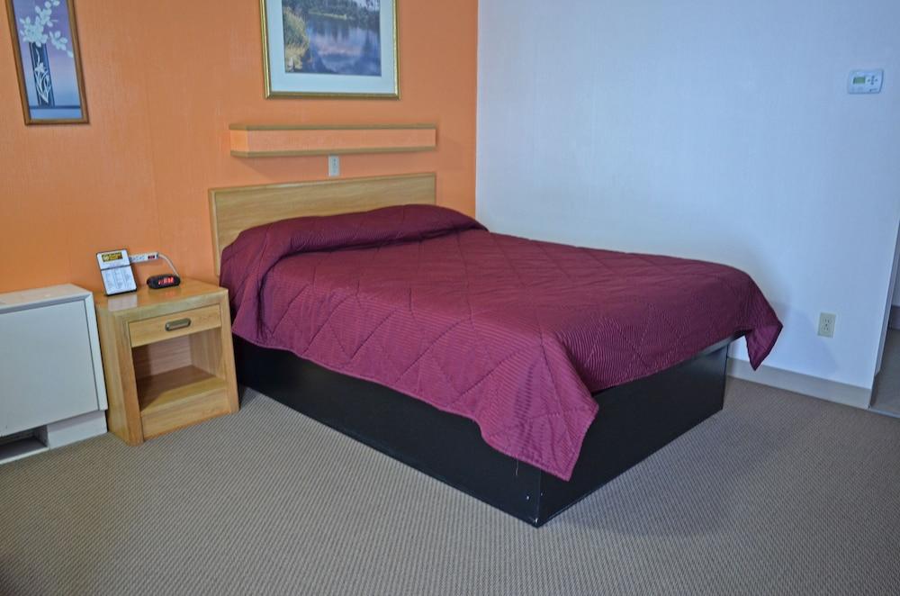 Budget Host Inn Iron Mountain photo 19
