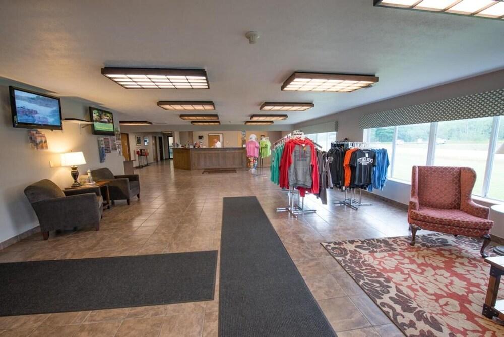 Boarders Inn & Suites by Cobblestone Hotels - Munising photo 2