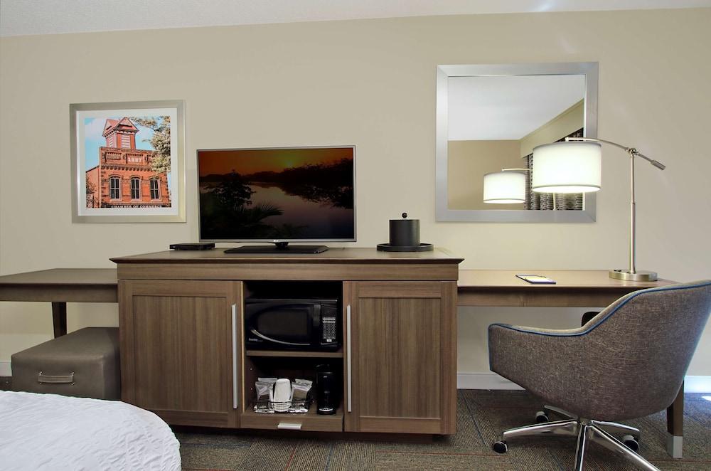 Hampton Inn Madison photo 6