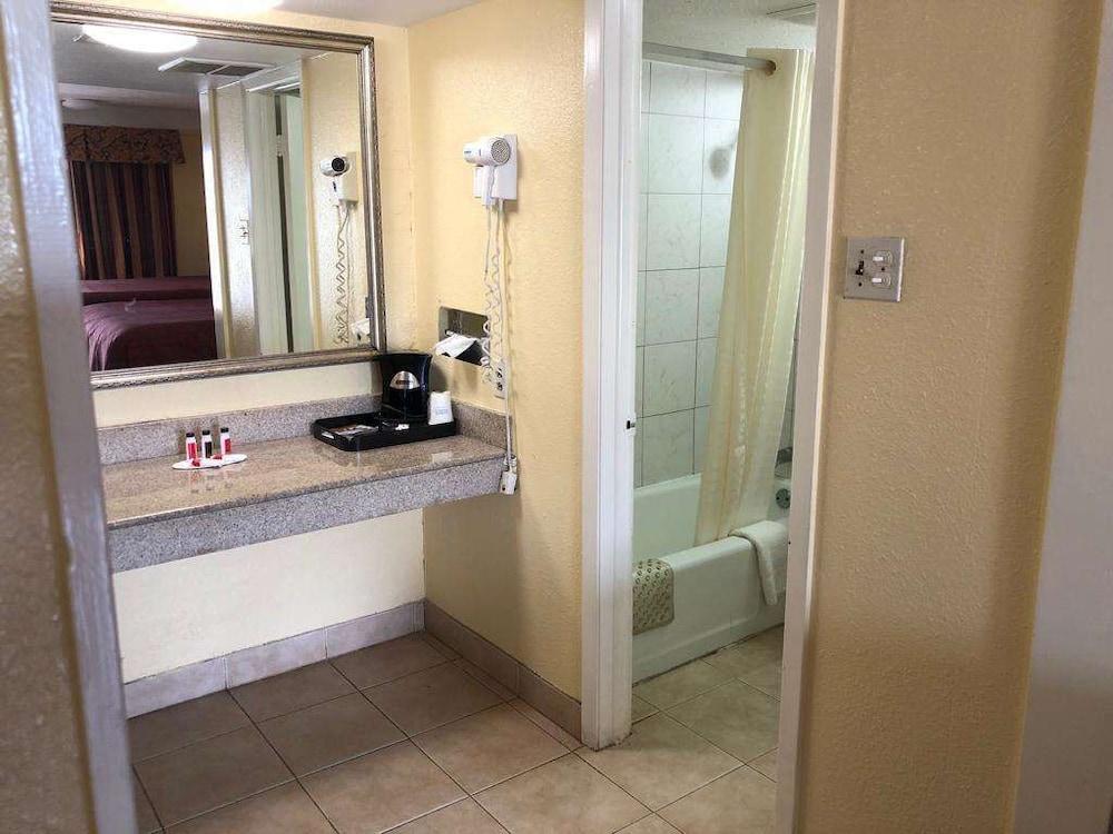 Days Inn by Wyndham Gainesville photo 9
