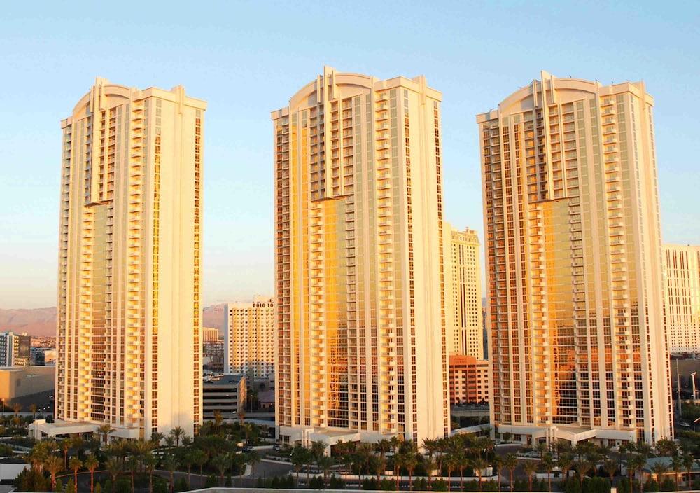 Jet Luxury Resorts @ The Signature Condo Hotel photo 1