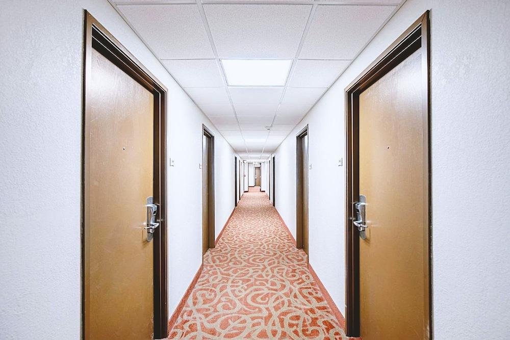 Norwood Inn & Suites Milwaukee photo 1