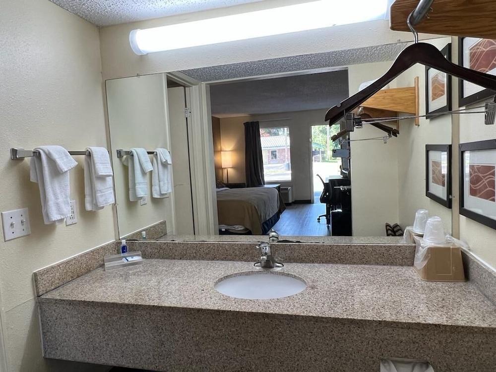 Rodeway Inn Walterboro I-95 photo 22