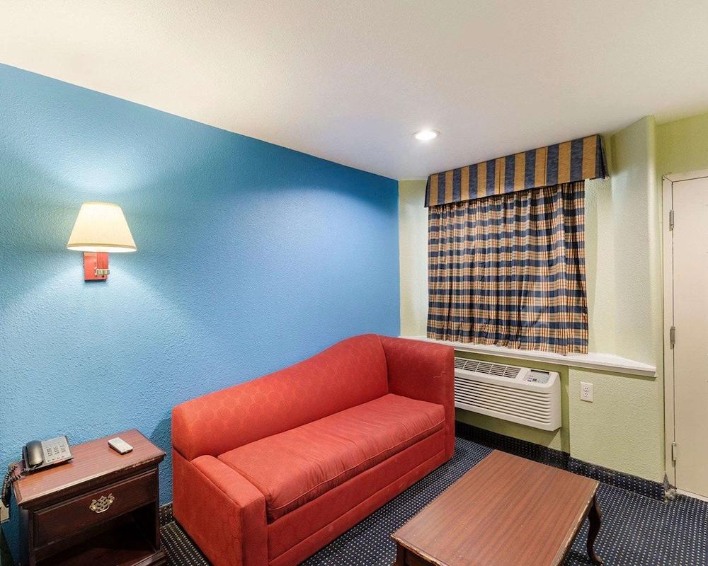Rodeway Inn South Houston photo 17