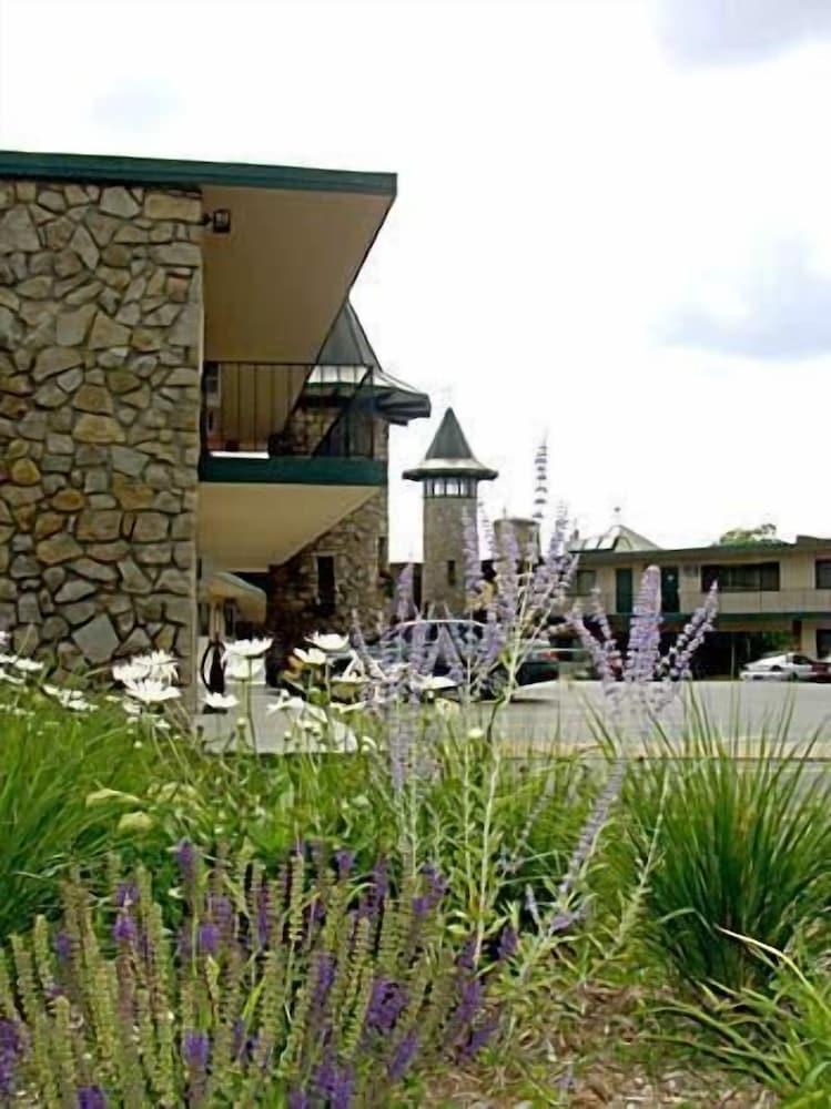 Weathervane Terrace Inn and Suites photo 19
