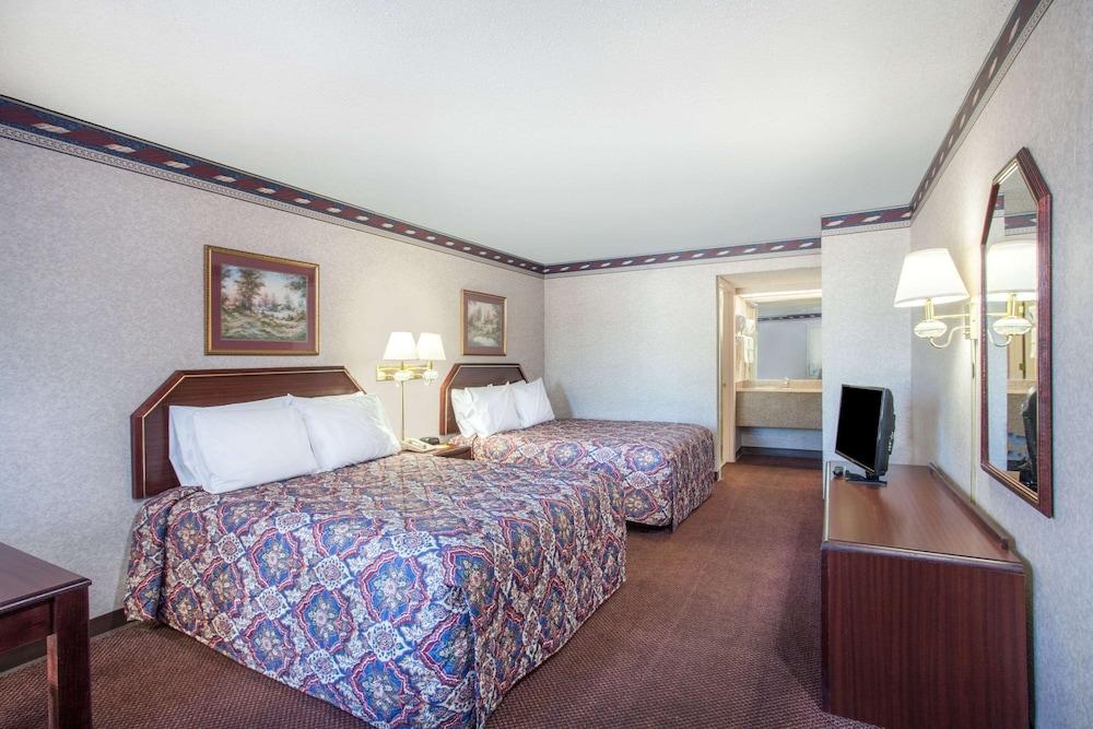 Days Inn by Wyndham Saint Pauls photo 16