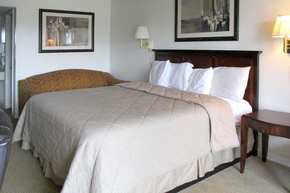 American Inn and Suites photo 10