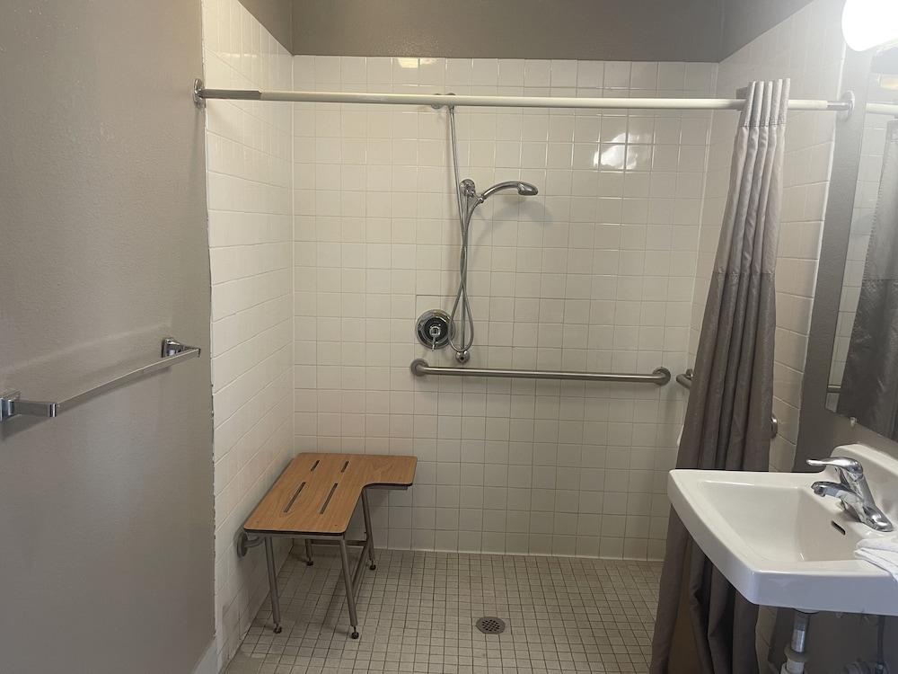 Motel 6 Denton, TX - UNT photo 16