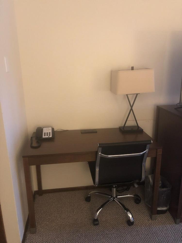 Red Lion Inn & Suites La Pine photo 10