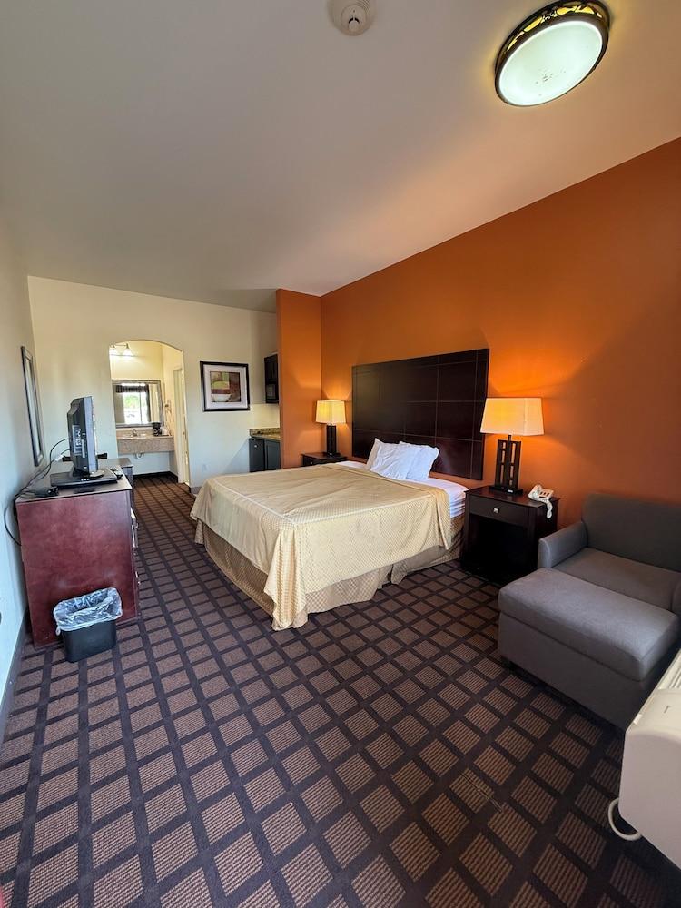 Executive Inn & Suites photo 2