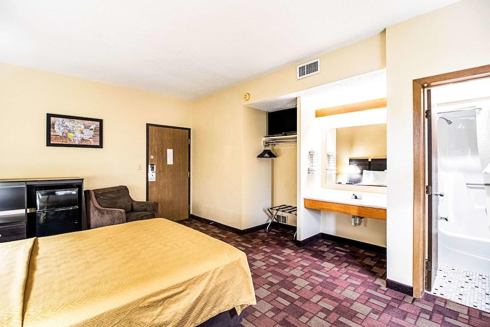 Econo Lodge Watertown photo 29