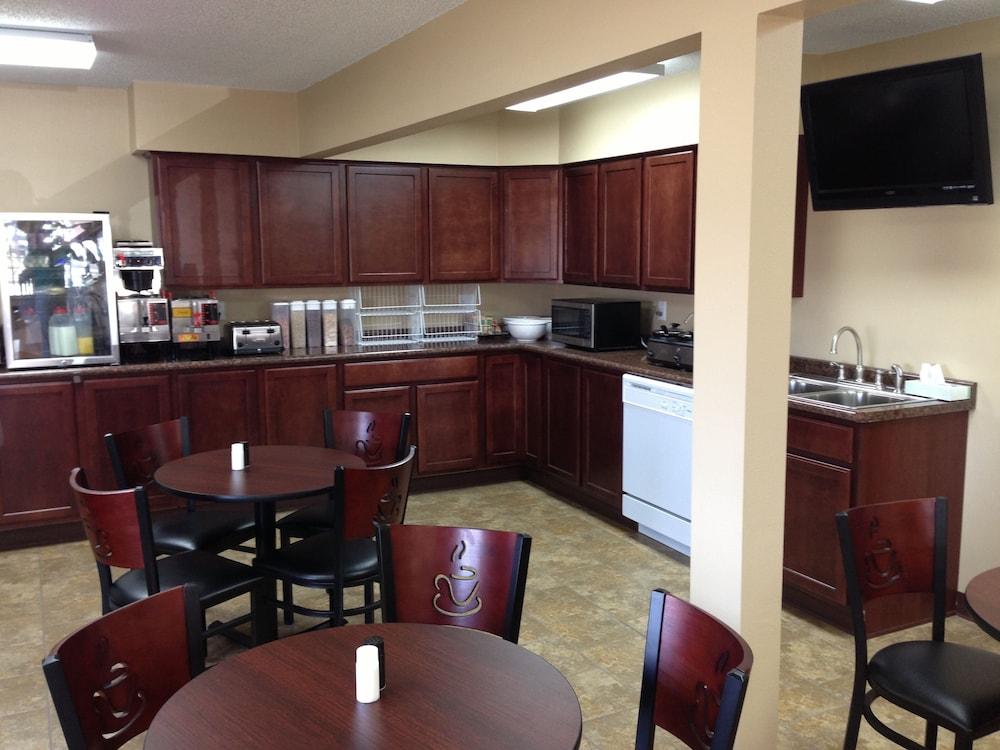 New Victorian Inn and Suites photo 29