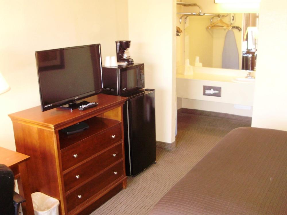 Trade Winds Central Inn photo 6