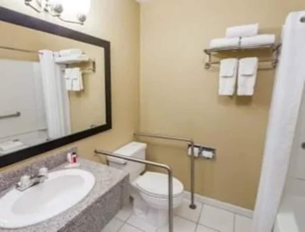 Clarion Pointe Bloomington – Normal near I-55 and University photo 23