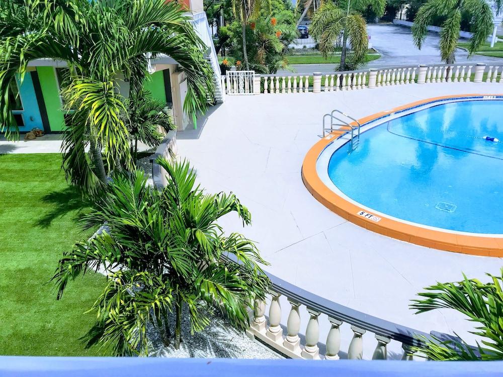 Tropical Inn & Suites photo 6