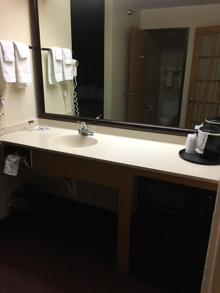Moose Lake Lodge & Suites photo 21