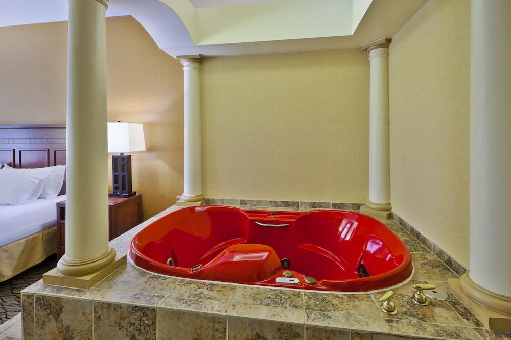 Holiday Inn Express Hotel & Suites Belleville by IHG photo 2