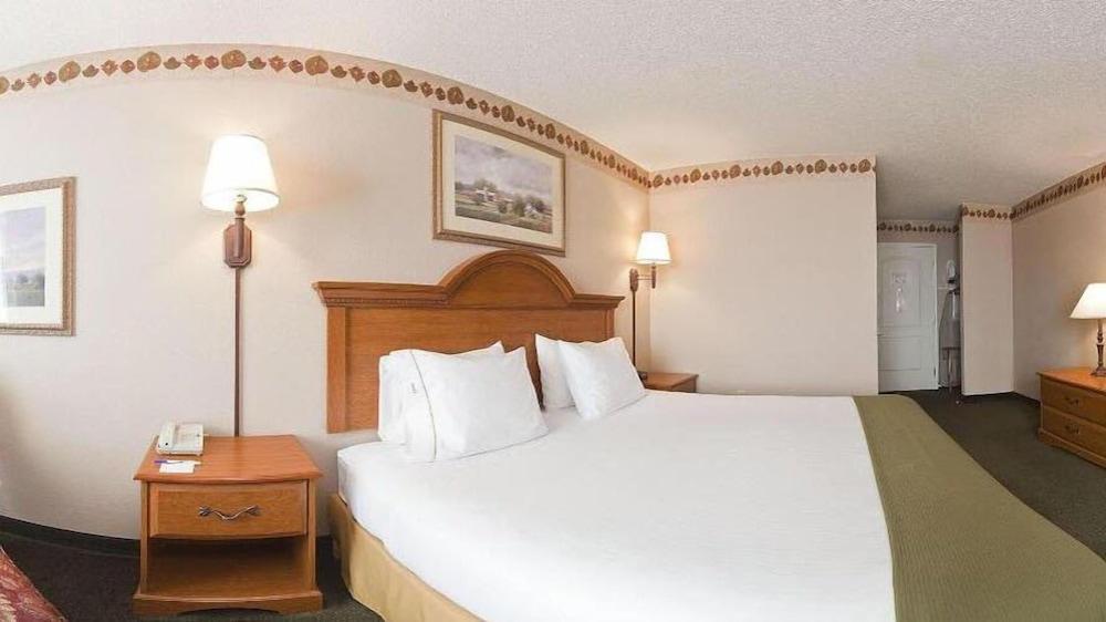 Holiday Inn Express & Suites Winner by IHG photo 19