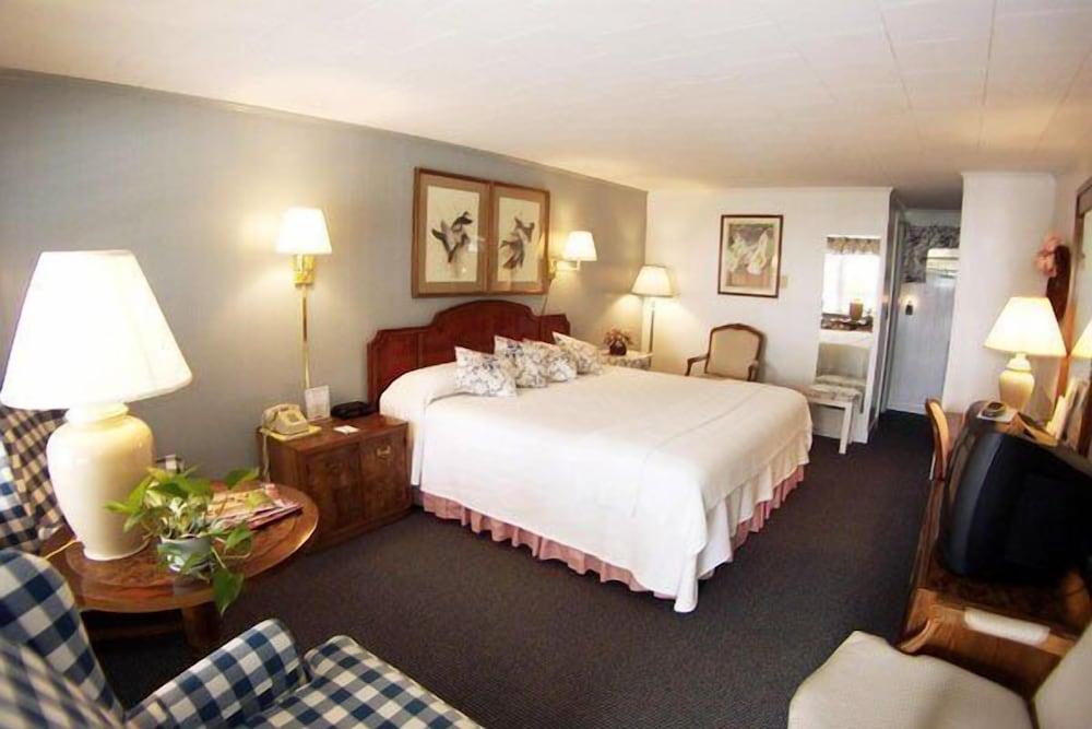 Mount Battie Inn photo 80