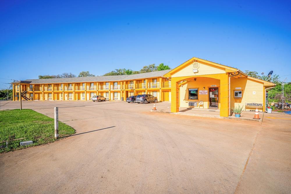 Regency Inn By OYO Rockdale TX photo 40