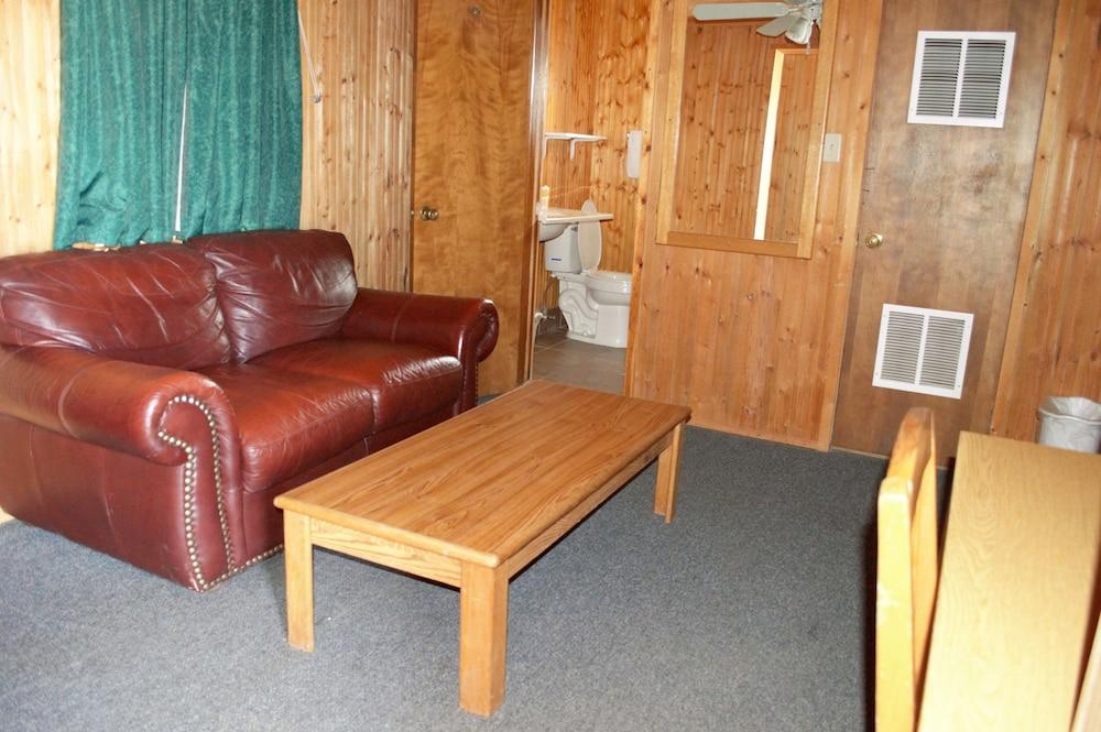 Green Acre Motel by OYO Near Rush County Airport photo 8