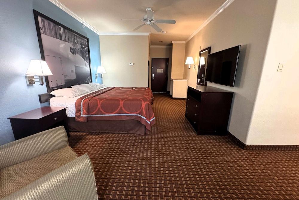 Super 8 by Wyndham IAH West/Greenspoint photo 37