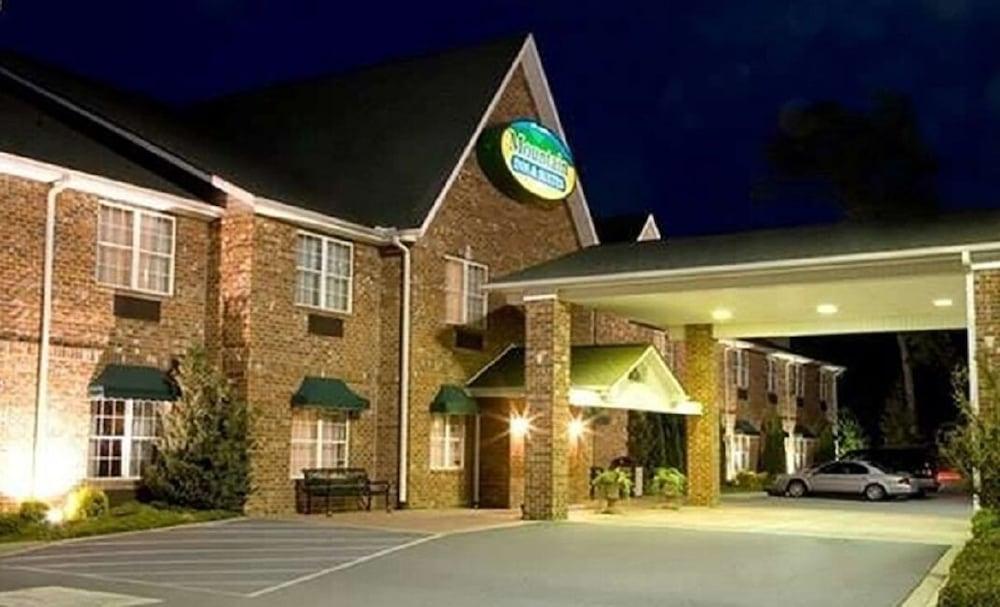 Mountain Inn & Suites photo 12