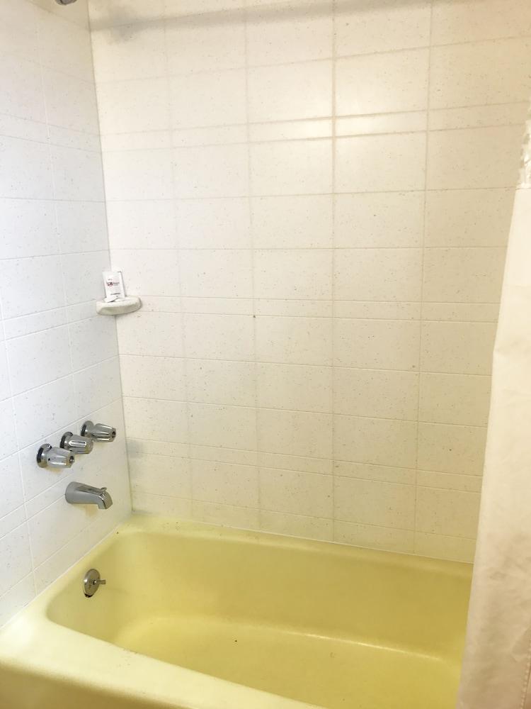 Skyview Manor Motel photo 36