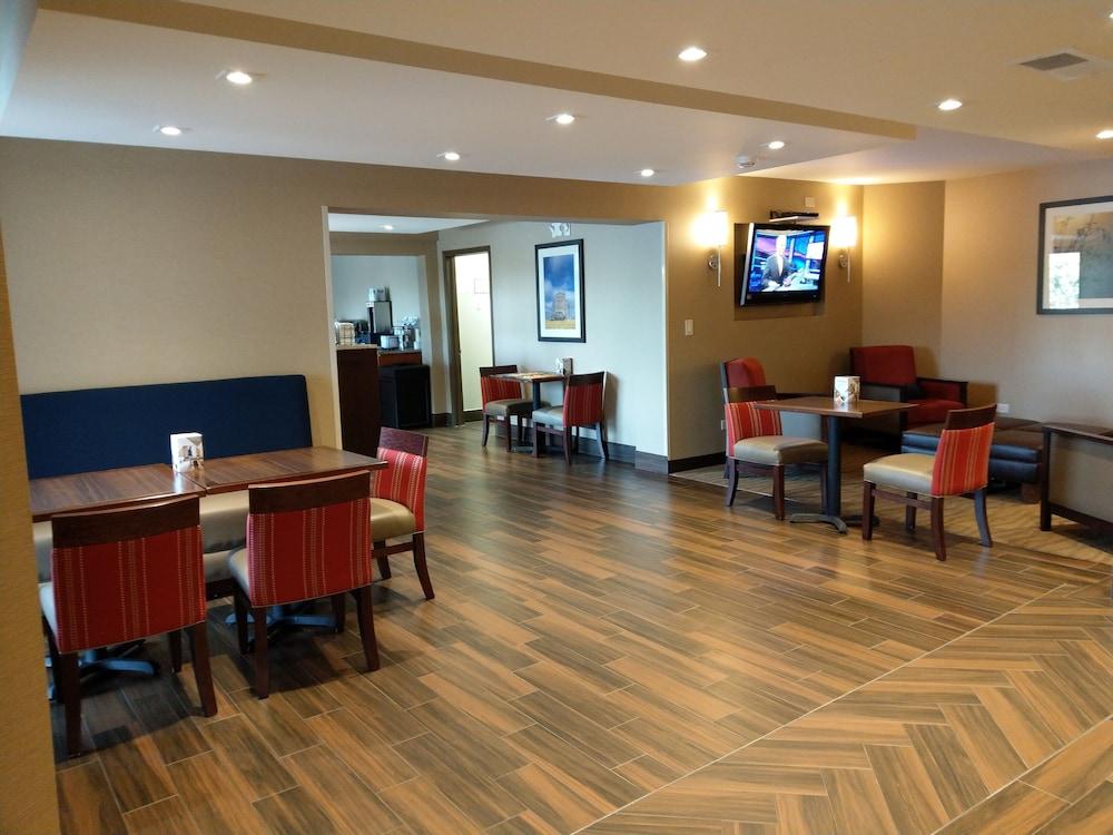 Comfort Inn & Suites Rochelle - DeKalb photo 52