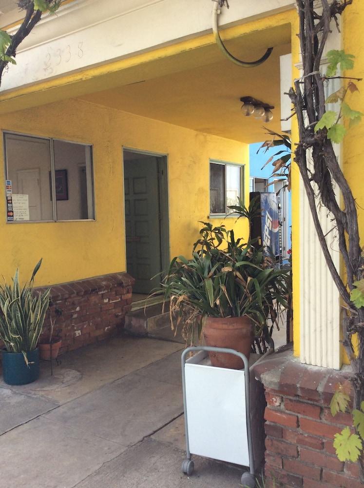 Pavilions Motel photo 39
