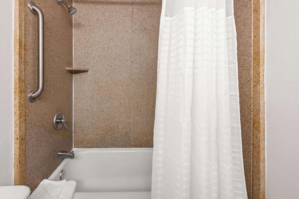 Comfort Inn & Suites Omaha Central photo 32