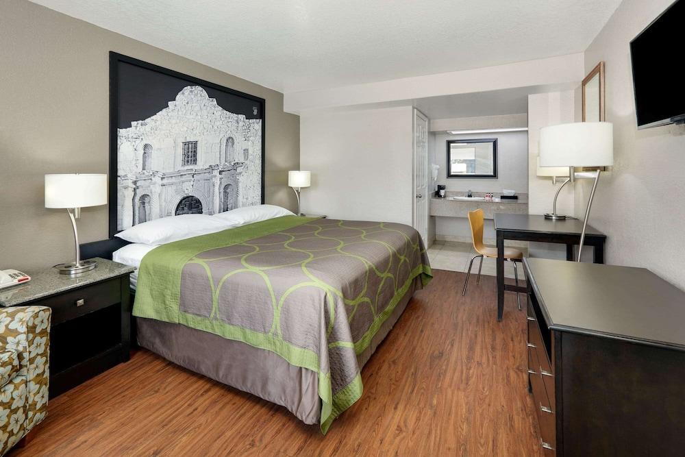 Super 8 by Wyndham San Antonio Pearl District / Downtown photo 19