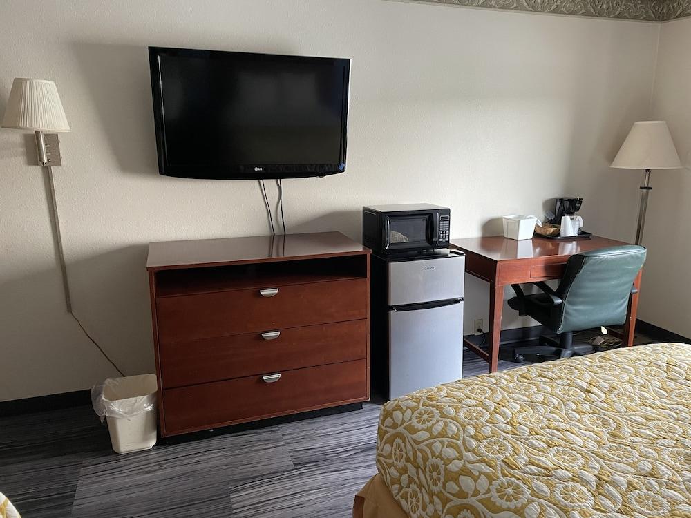 The Royal Inn & Suites photo 5