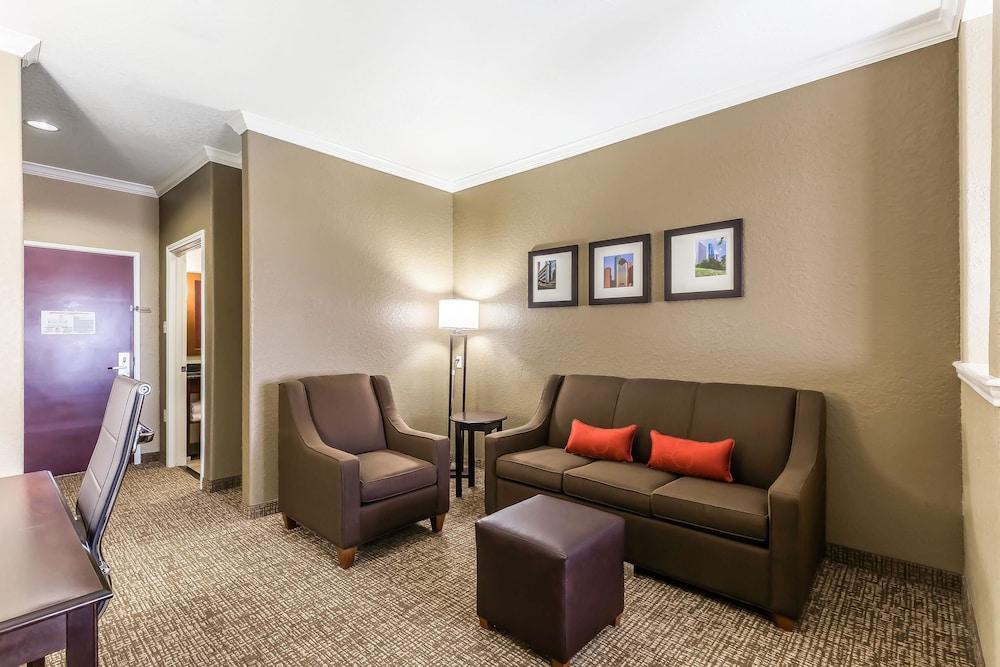 Comfort Suites Houston IAH Airport - Beltway 8 photo 12