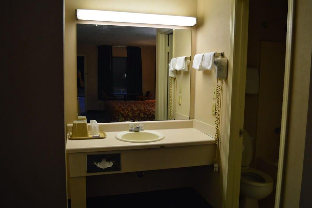 Economy Inn photo 7