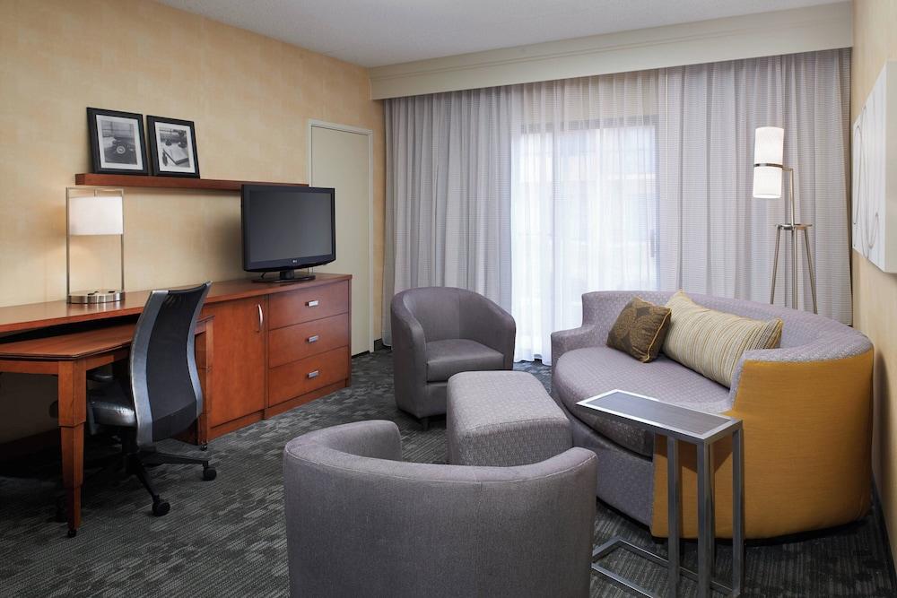 Courtyard by Marriott Detroit Dearborn photo 11