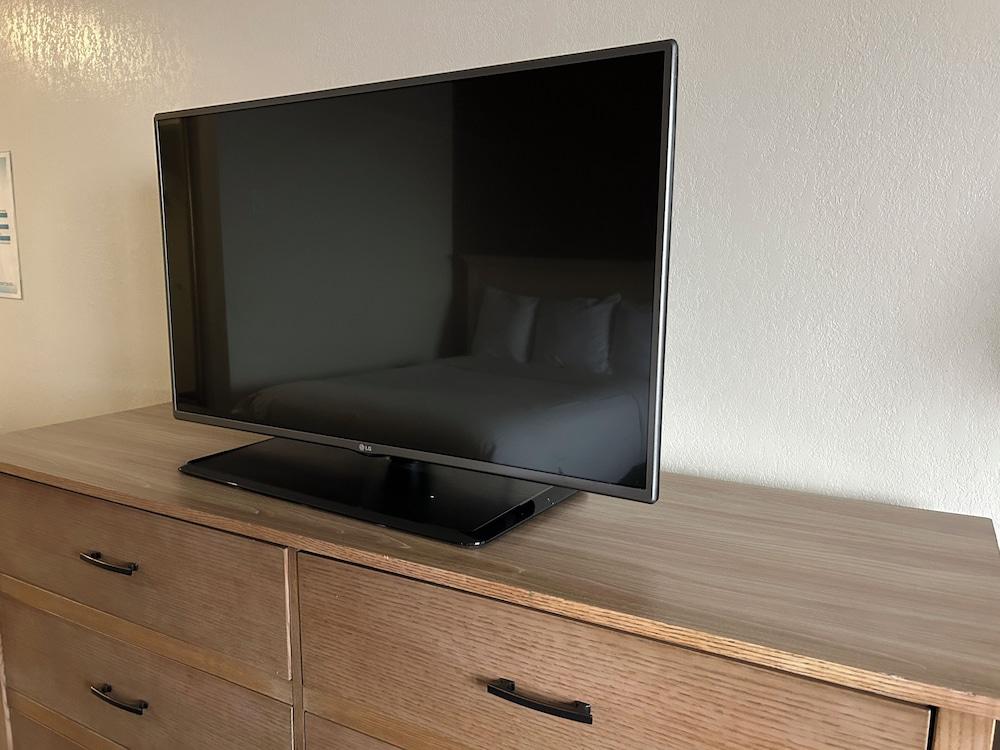 Hilltop Inn & Suites photo 4