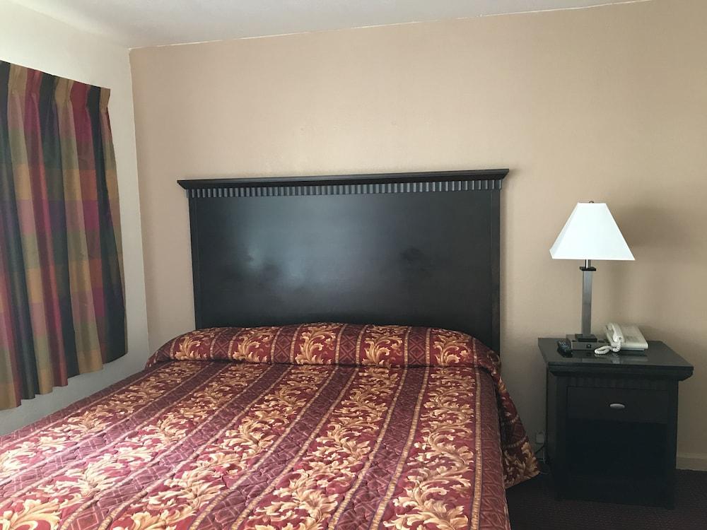 Town House Motel photo 4